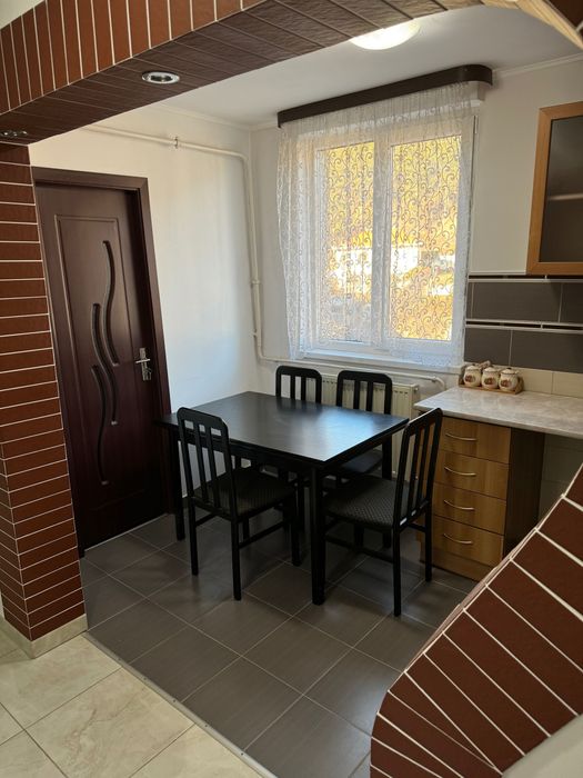 Inchirez apartament cu 2 camere la etaj 3