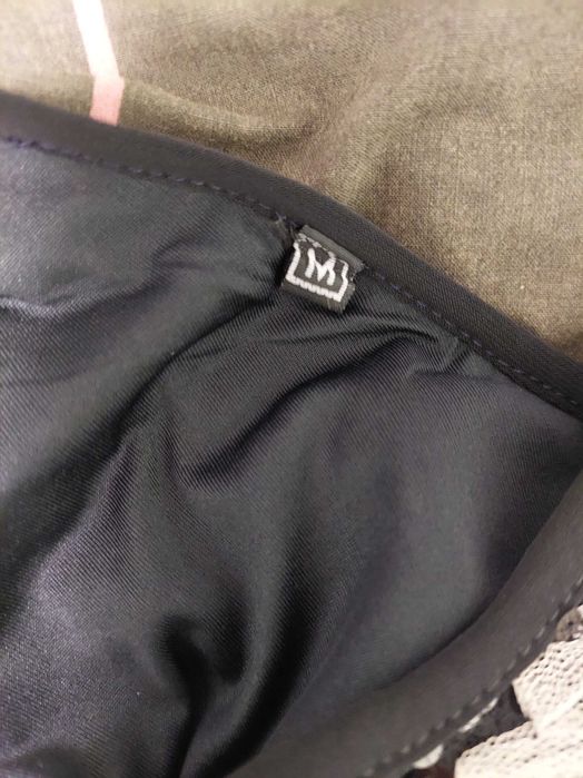 Красива черна рокля с бежови цветя и пайети