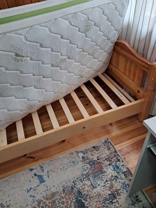 Продавам легло заедно с подматрачна рамка и матрак,размер 90 см на 2 м