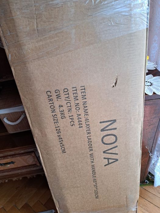 VÎND  scară pliabilă nouă  ,nefolosită  în  cutie