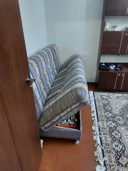 Диван и  два кресла.