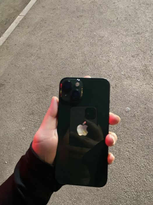 Iphone 13 в темном зеленом цвете