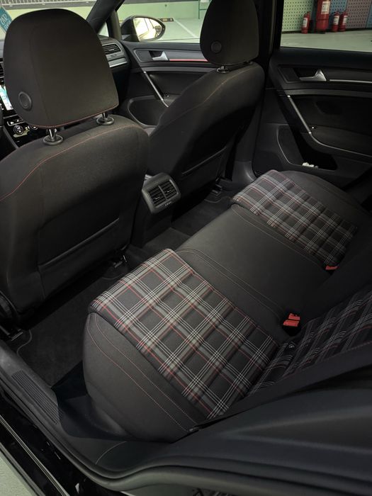 Detailing auto/curatare tapiteri/ mocheta/ piele / intretinere interior