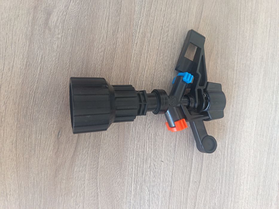 Yomg'irlab sug'arish uchun sprinklerlar, pushka bor