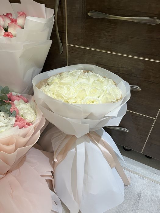 Свежие белые розы