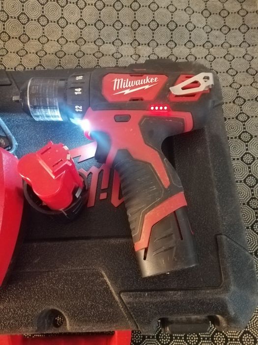 Milwakee m12 cu 2 acum incarcator noua