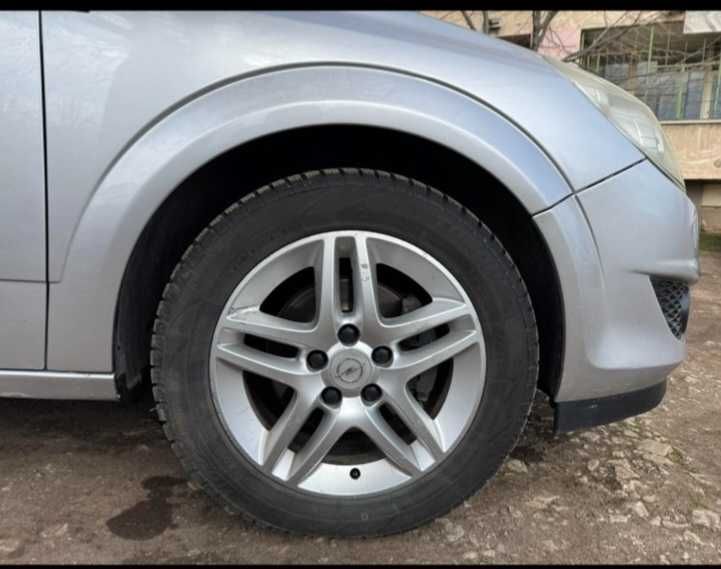 Продавам лек автомобил