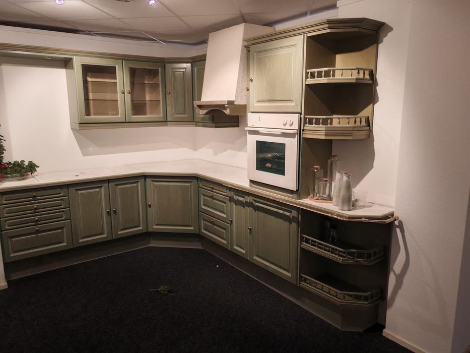 Често нова ъглова дъбова кухня с уреди