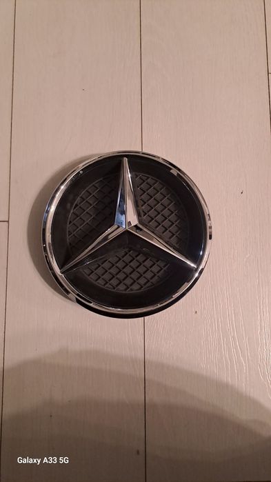 Semn grila fata mercedes