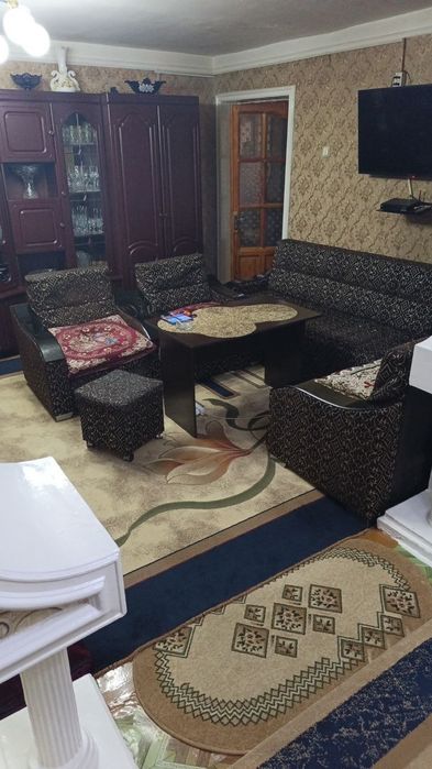 Продаю уголок в хорошем состоянии,недорого