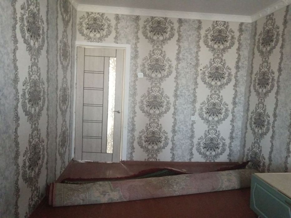 Продается 2-комнатная квартира . 7 мкр . Напротив нового базара 7-этаж