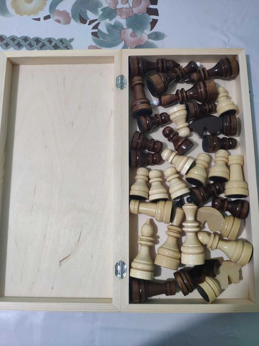 Настольные  шахматы