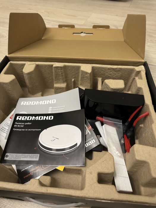 робот-пылесос Redmond