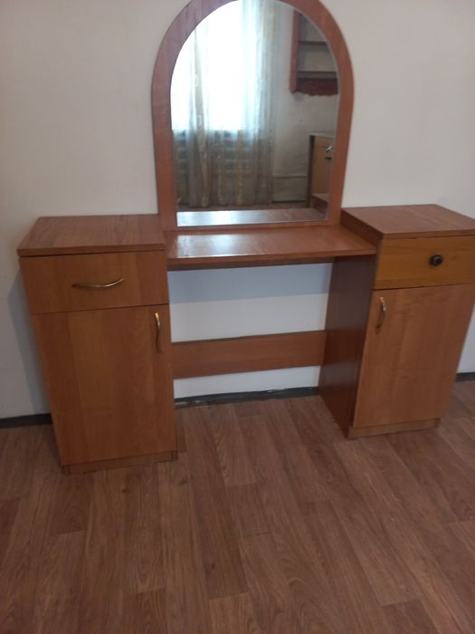 Продам трюмо с зеркалом.