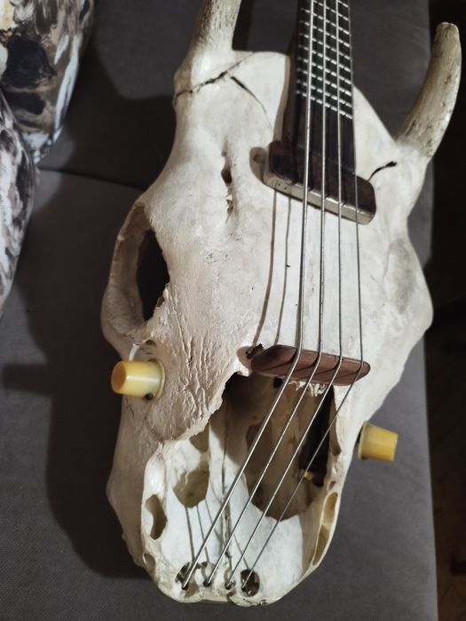 Електрически бас китара "Череп"