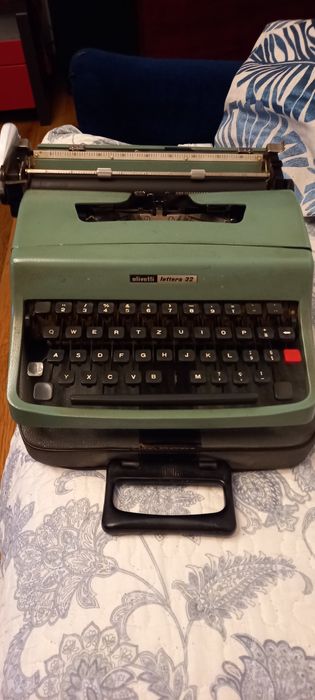Masina de scris OLIVETTI