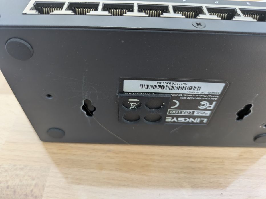 Switch Linksys LGS108P-EU, 8-Port Gigabit folosit foarte puțin!