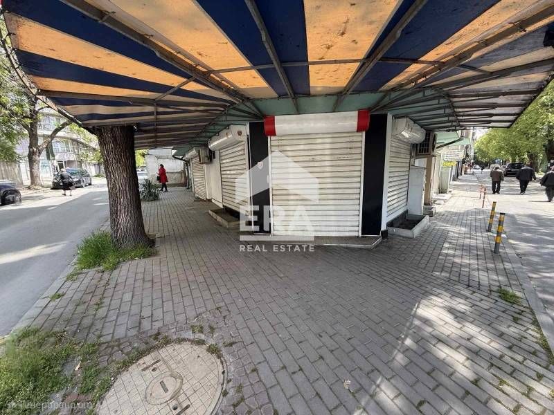 Бизнес помещение със статут на КАФЕ БАР за продажба, в района на Зимно