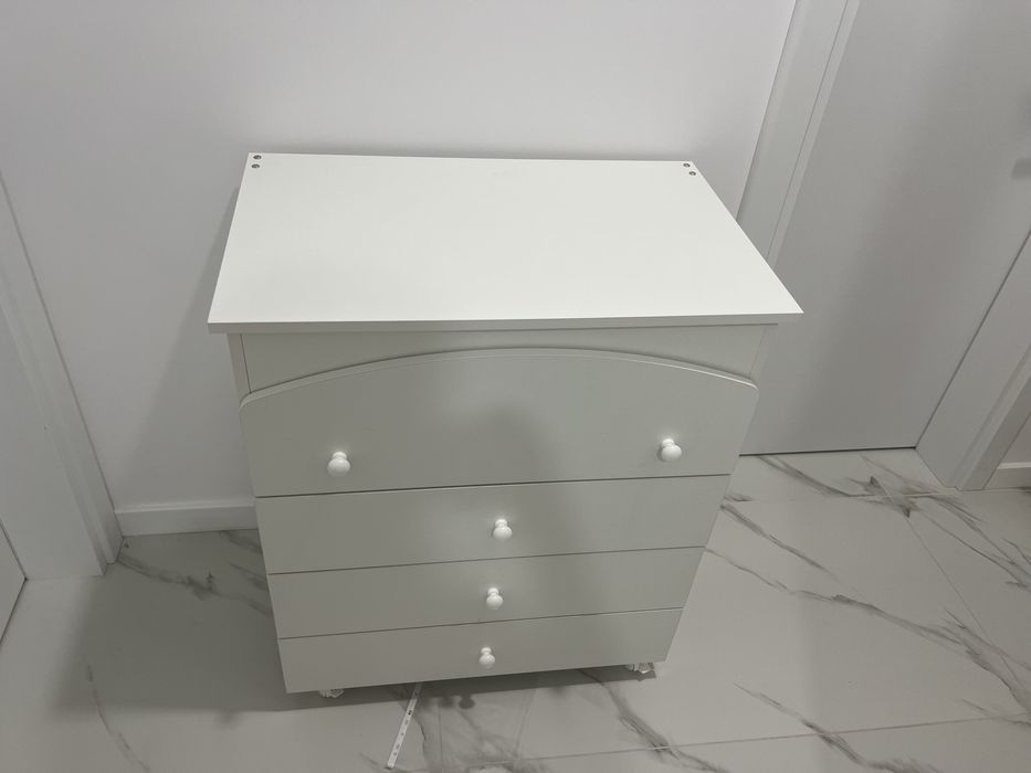 Comoda de infasat cu salteluta si cadita de baie