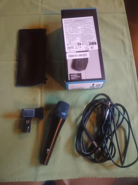 Microfon E945  cu fir