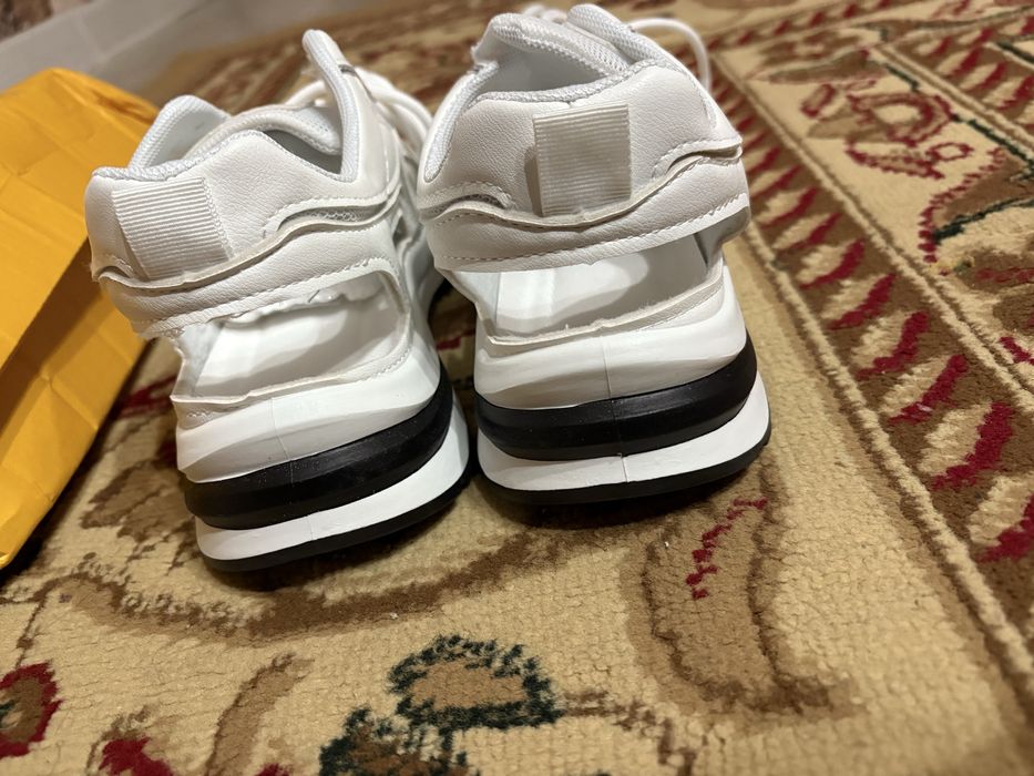 Продам кроссовки новые