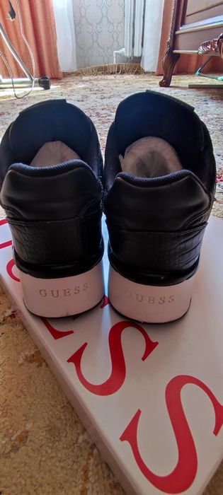 Женские кроссовки Guess