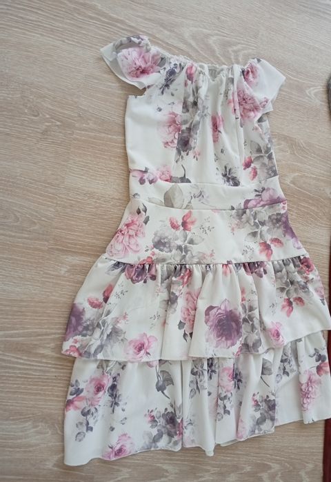 Продавам дамски рокли  4 броя  40л в