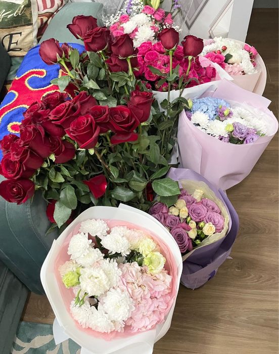 продам свежие букеты цветов, розы, в корзинах,