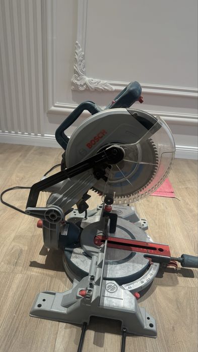 Торцовочная пила BOSCH GCM 216