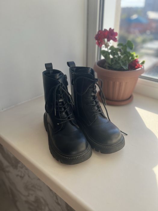 Продам осенние ботинки на девочку
