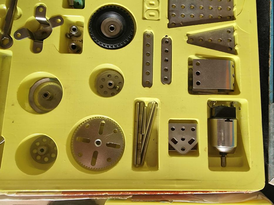 Стари метални конструктори от ГДР с номера 100, 101 и 200