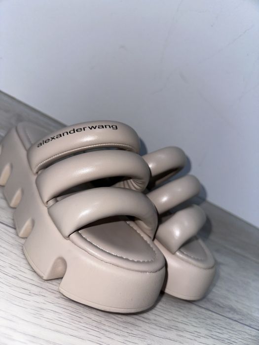 Сандали бежевые