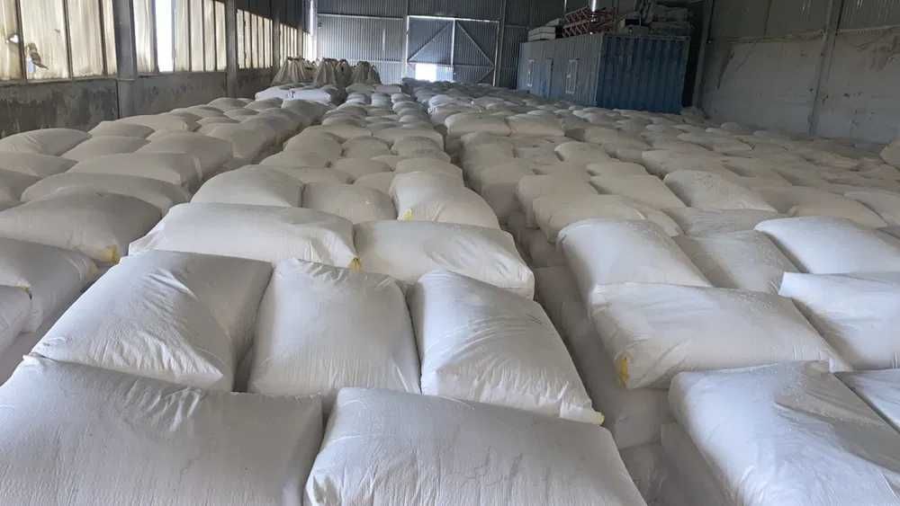 Мел кормовой, кальций-карбонат (CaCO₃).