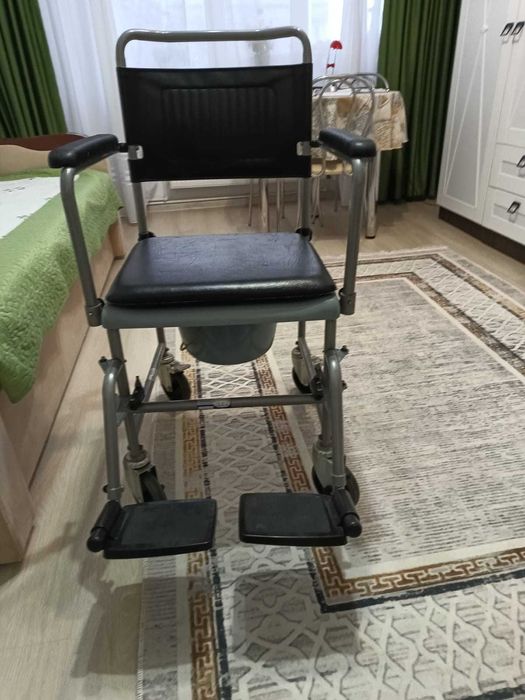 Scaun cu rotile si functie WC