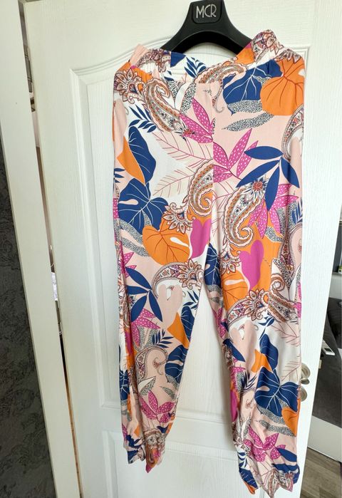 Комплект панталон и блуза в бяло и ярки цветове