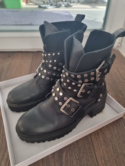 Vând ghete Zara din piele, negre, mărimea 38