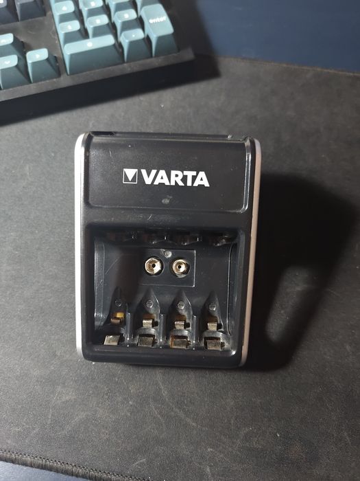 Зарядно за батерии АА ААА 9V USB out Varta
