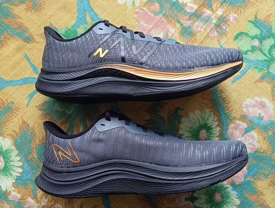 Маратонки NEW BALANCE FuelCell Propel v4 размер 44 и NEW BALANCE Evoz v3 размер 43. Нови.