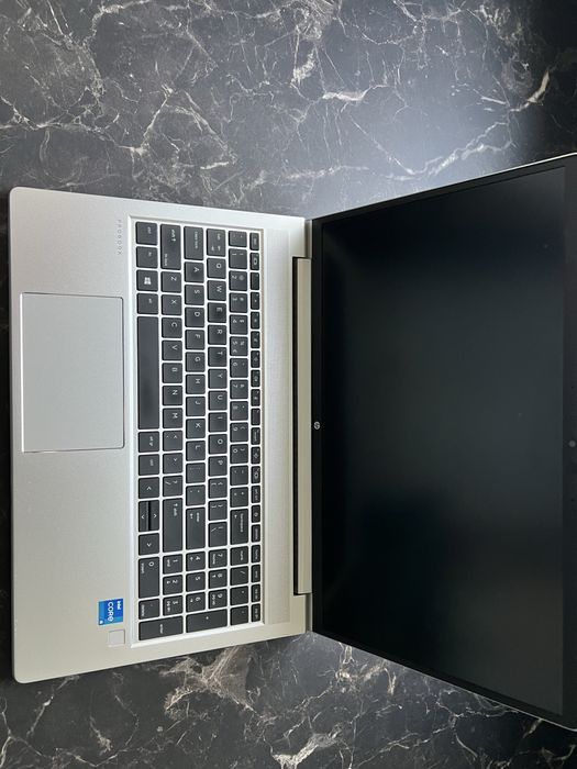 Laptop HP ProBook 450 G8 si geanta laptop HP