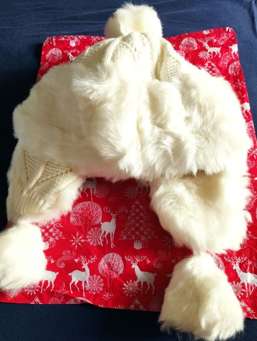 Дамска шапка ушанка и шал