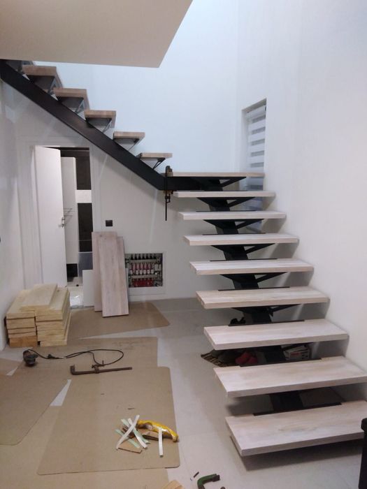 Scari metalice cu trepte din lemn