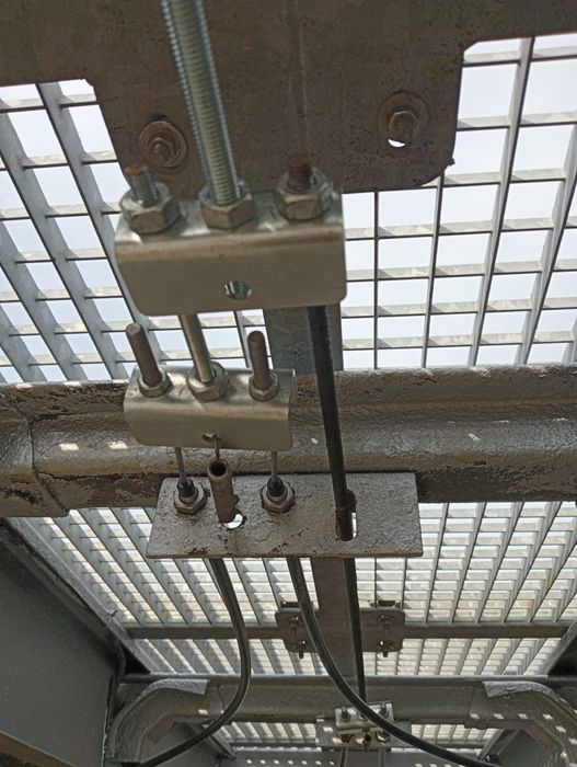 Vand platforma cu doua punti de 2t dimensiuni 3.3 x 1,65