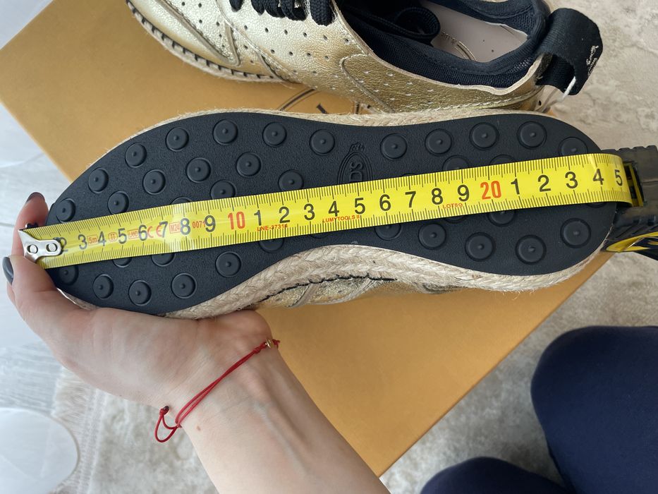 Vând papuci aurii Tod’s, marimea 34,5 NOI cu eticheta si cutie proprie