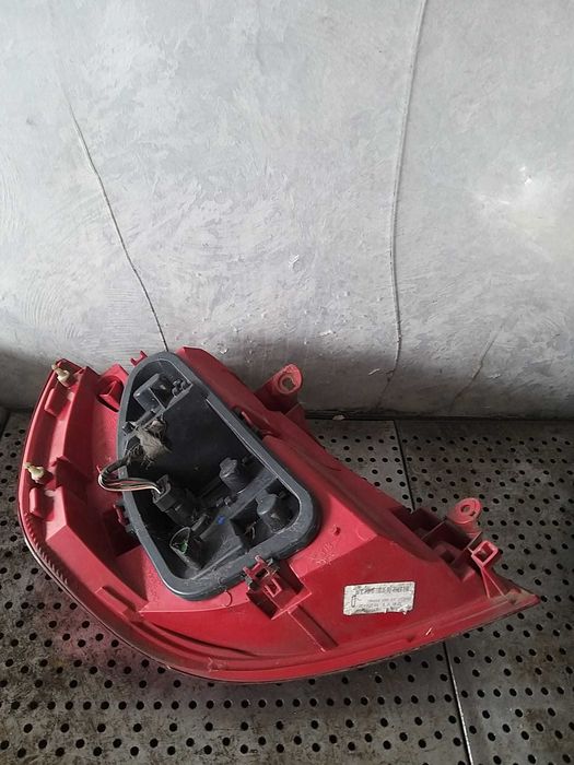 Stop tripla lampa dreapta renault clio 3 8200776050