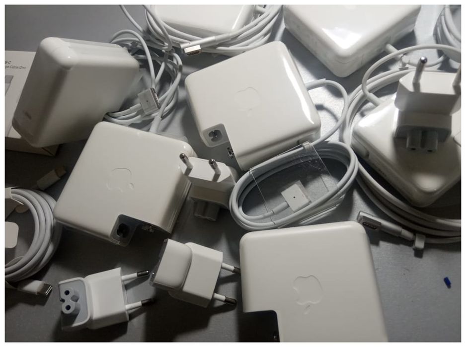 на MacBook 45W - зарядка, блок питания.