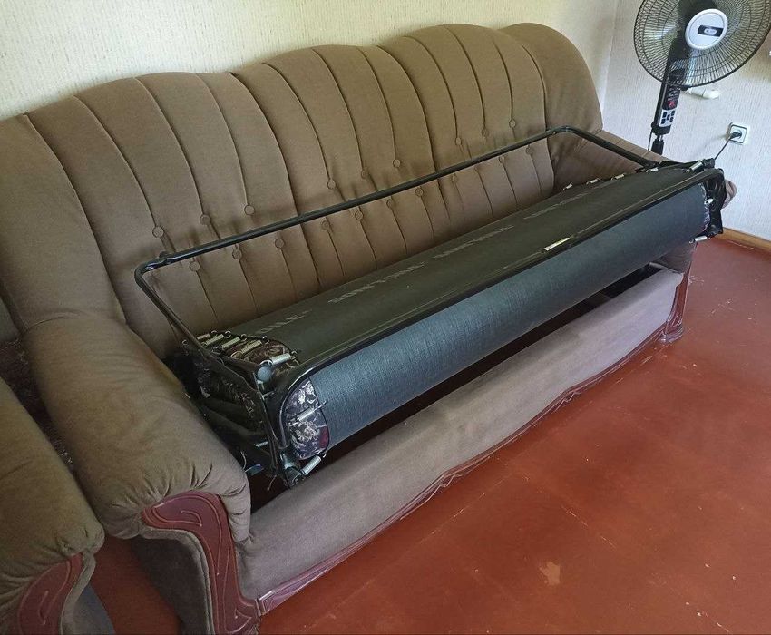 Диван раскладной с двумя креслами в комплекте для гостиной комнаты.