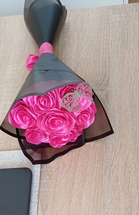 Букети от сатенени рози