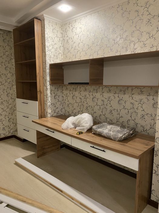 Шкаф, компьютерный стол и полки