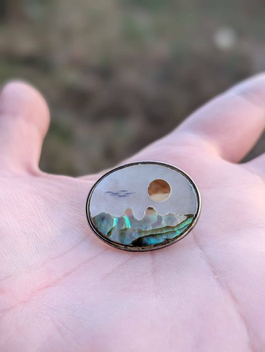 Veche brose ovala cu peisaj din sidef, copii