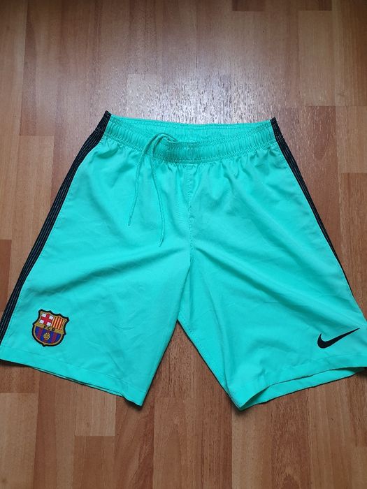 Vând 4 perechi de pantaloni scurți de fotbal